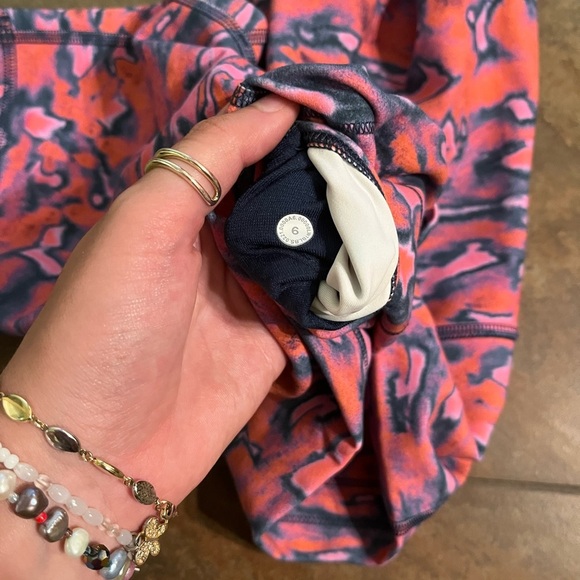 Lululemon wunder under shorts. Size 6 - Picture 6 of 8